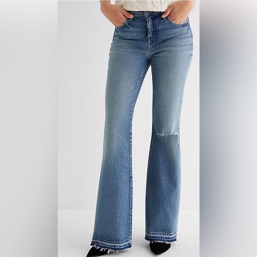 NWT EXPRESS Ladies Mid Rise Medium Wash Raw Drop Hem '70s Flare Jeans 12R - Picture 1 of 7